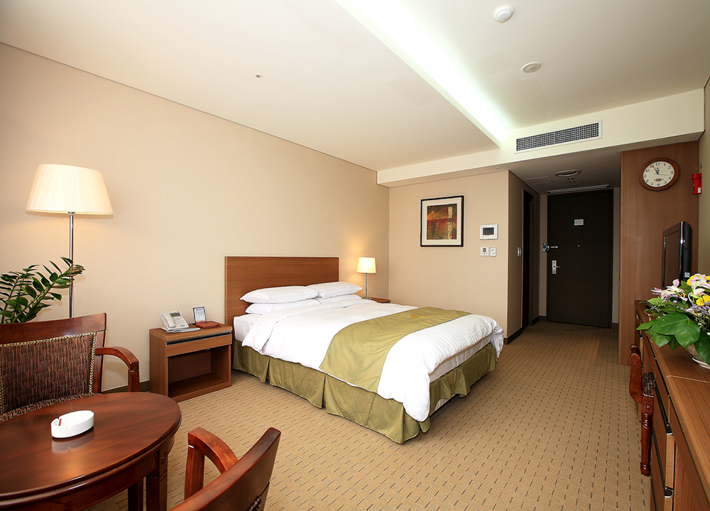 1-Queen-bed-superior-room